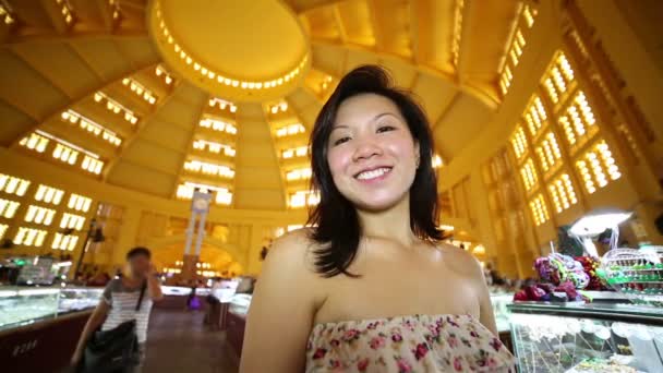 Νέοι ασιατικό κορίτσι ψώνια Πνομ Πενχ κεντρική αγορά — Αρχείο Βίντεο