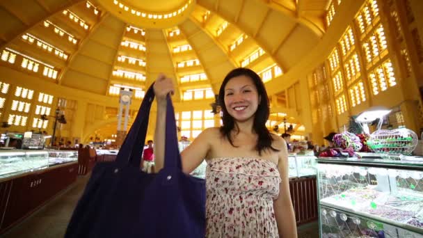 Young Asian girl shopping phnom penh central market — Stock Video