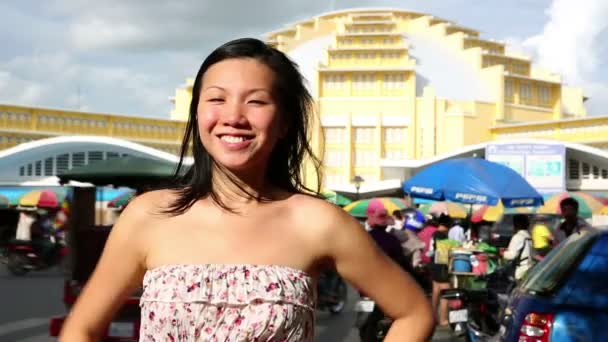 Νέοι ασιατικό κορίτσι ψώνια Πνομ Πενχ κεντρική αγορά — Αρχείο Βίντεο