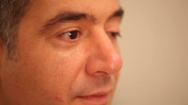 Adamın gözleri hareketli, yakın çekim yüz