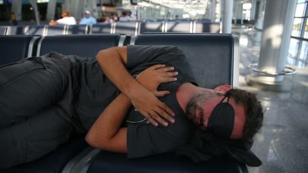 Dormir en el aeropuerto con la tapa del ojo — Vídeo de stock