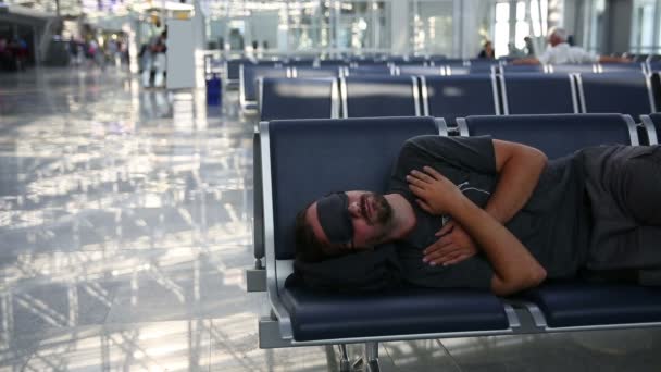 Dormir en el aeropuerto con la tapa del ojo — Vídeo de stock