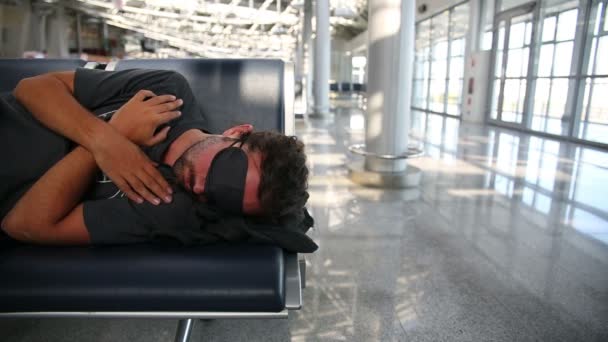 Dormir en el aeropuerto con la tapa del ojo — Vídeo de stock