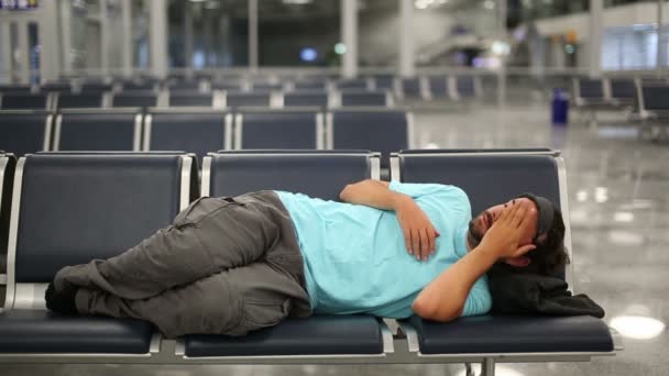 spaní na letišti s oční kryt