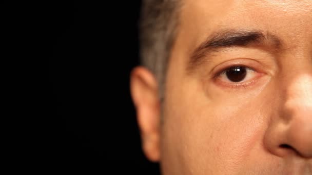 Hombre cara con los ojos parpadeando — Vídeos de Stock