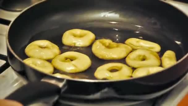 Voedsel koken in koekenpan — Stockvideo