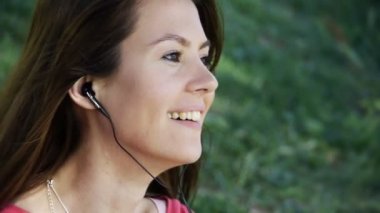 genç kadının Park'ta şarkı