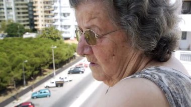 yaşlı kadın trafiği izlemek emekli oldu.