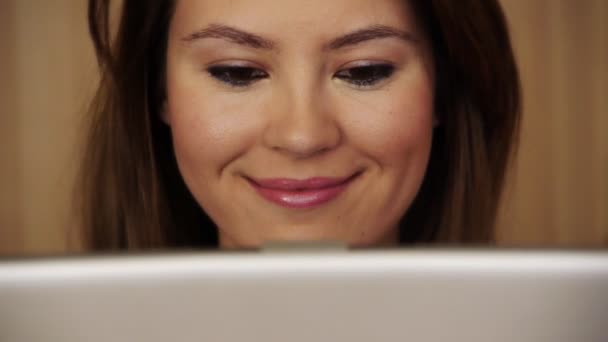 Sonriente mujer joven usando el ordenador portátil — Vídeo de stock
