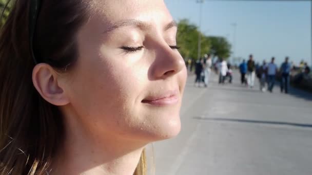 Genç kadın contemplating — Stok video