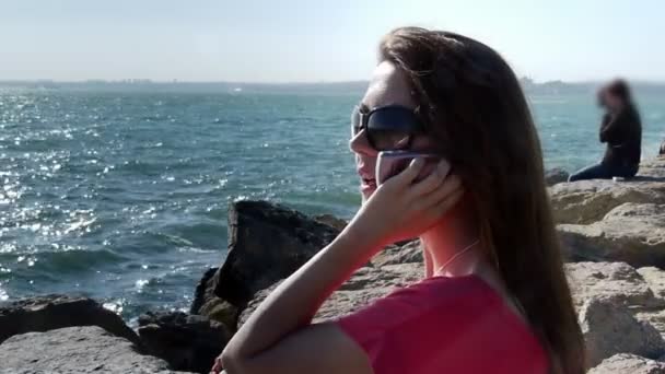 Ragazza telefono parlando costa mare sorriso — Video Stock