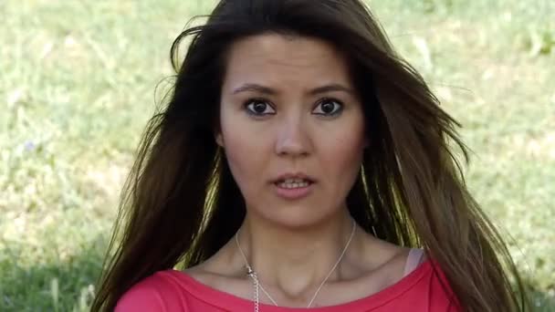 Молодая женщина кричит от удивления — стоковое видео
