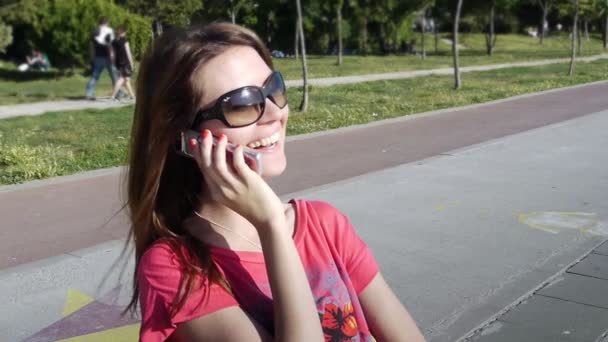 Flicka telefon talande park leende — Stockvideo