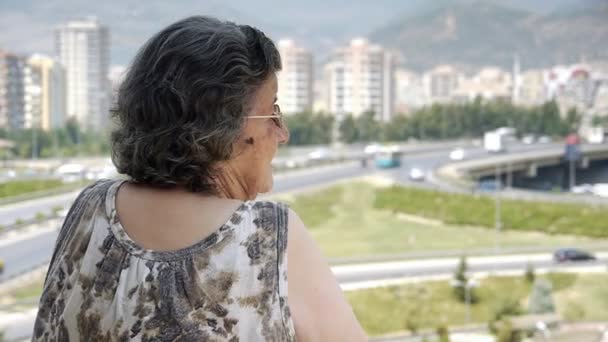 Yaşlı kadın trafiği izlemek emekli oldu. — Stok video