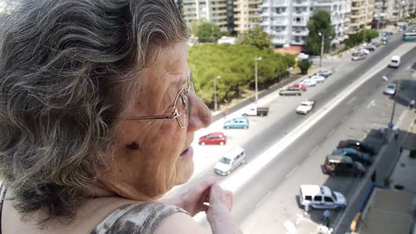 Oude gepensioneerde vrouw kijken verkeer — Stockvideo