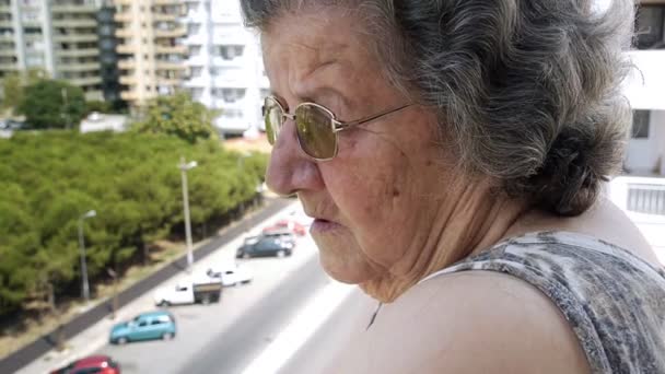 Vieja jubilada viendo el tráfico — Vídeos de Stock