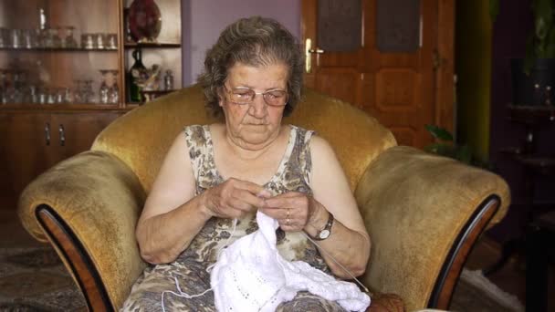 Anciana jubilada tejiendo en casa — Vídeo de stock