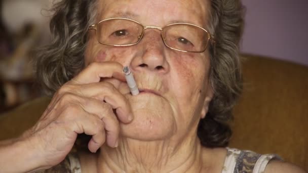 Gammal pensionerad kvinna röka cigarett — Stockvideo