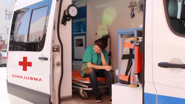 Enfermera pensando en ambulancia — Vídeos de Stock