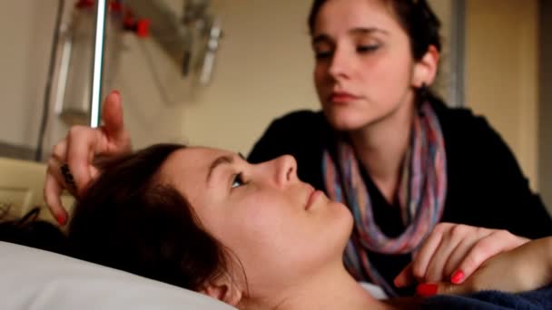 Donna gettando guancia di un paziente — Video Stock