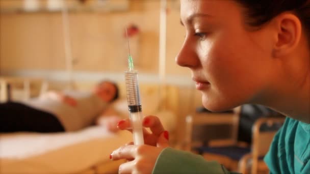Sjuksköterska hålla en nål — Stockvideo