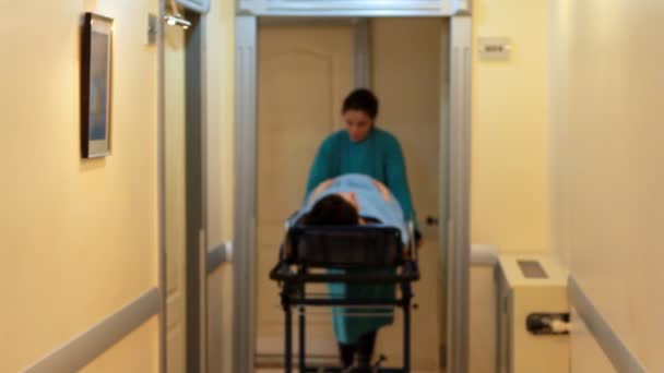 Hemşire hasta taşıma — Stok video
