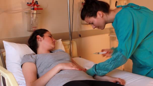 Sjuksköterskan ger en injektion — Stockvideo