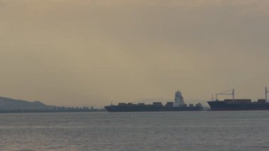 büyük yumuşak günbatımı manzarası ve gemiler, yatay