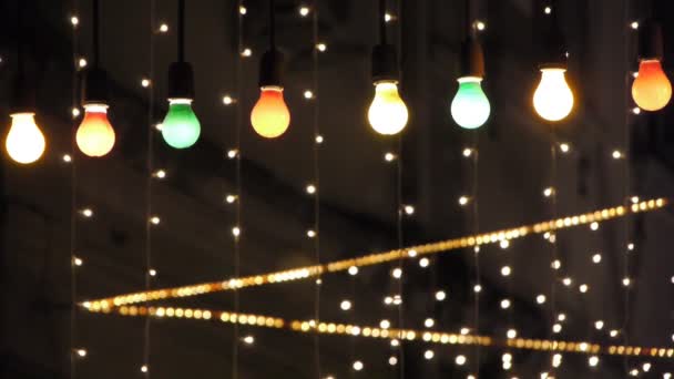 Boîte de nuit décorée avec des lumières et des ornements pour Noël — Video