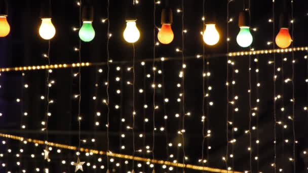 Nattklubb dekorerad med ljus och dekorationer till jul — Stockvideo