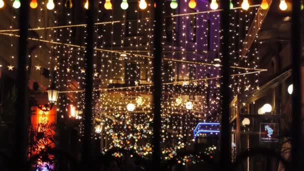 Club nocturno decorado con luces y adornos para Navidad — Vídeo de stock