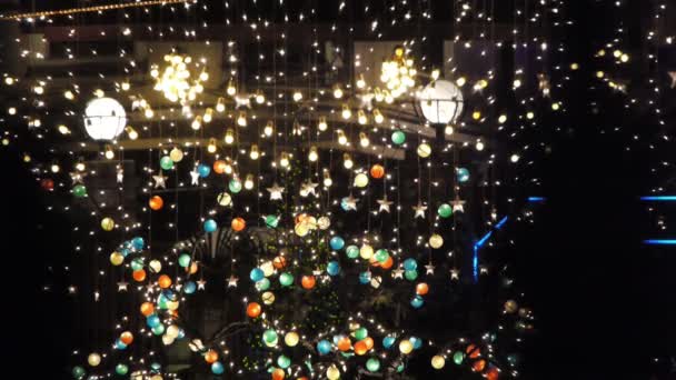 Ночной клуб украшен огнями и украшениями на Рождество — стоковое видео