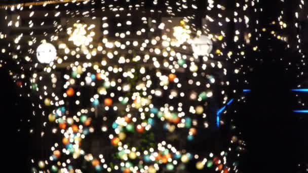 Clube noturno decorado com luzes e adornos para o Natal — Vídeo de Stock