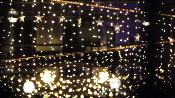 Boîte de nuit décorée avec des lumières et des ornements pour Noël — Video