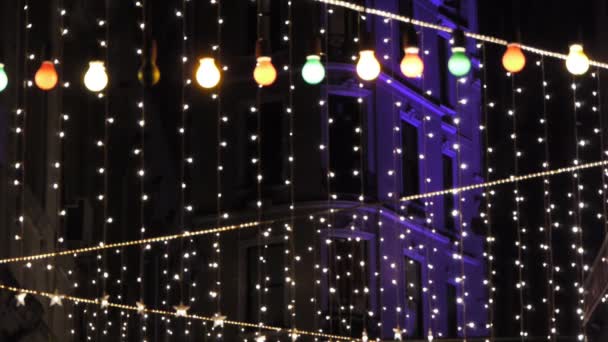 Νυχτερινό κέντρο διακοσμημένα με φώτα και στολίδια για τα Χριστούγεννα — Αρχείο Βίντεο