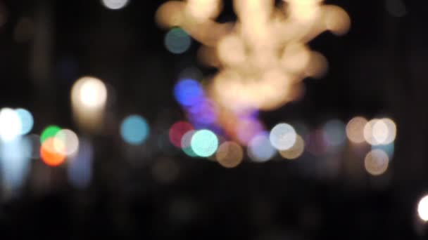 Defocus camminare per strada di notte — Video Stock