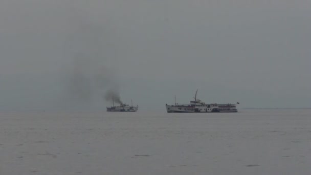 Monótono suave paisaje marino con barco — Vídeos de Stock