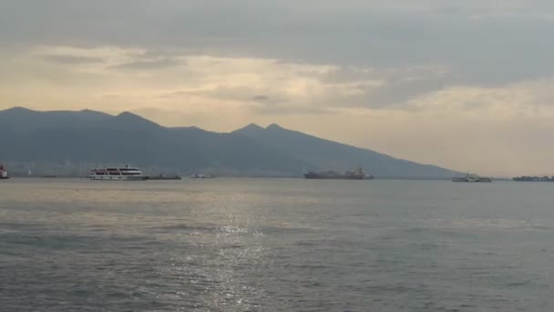 Grand coucher de soleil doux paysage marin et paysage avec des navires — Video