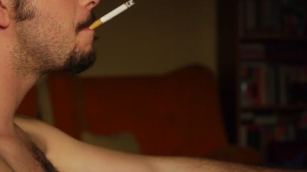 Ένα γυμνό νεαρό άνδρα λευκό καπνό τσιγάρων — Αρχείο Βίντεο