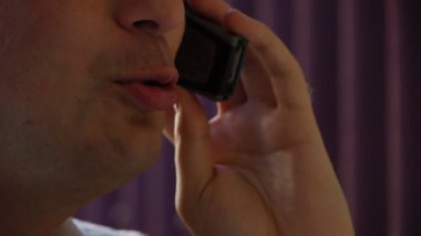 genç bir beyaz adam telefonda konuşuyor