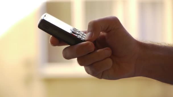 Звонок по мобильному телефону на белом фоне — стоковое видео