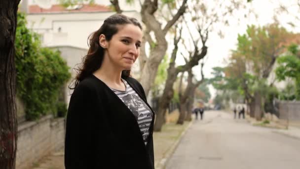 Bela menina feliz está sorrindo — Vídeo de Stock