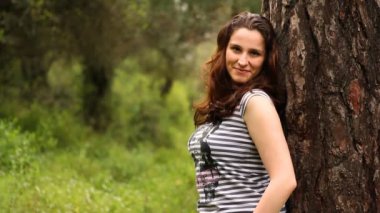 kırsal kesimde kamera bakıyor güzel kız