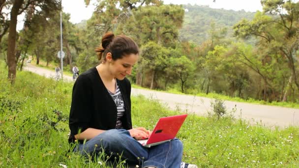 Schöne Mädchen mit Computer auf dem Land, Fahrräder hinter sich — Stockvideo