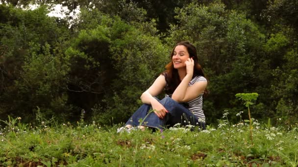 Menina bonita falando ao telefone no campo — Vídeo de Stock