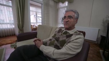 üst düzey man gülüyor
