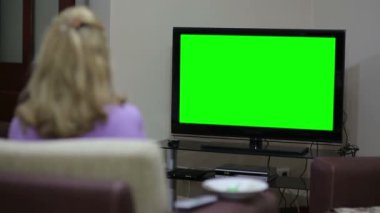 Üst düzey kadın televizyon izliyor.