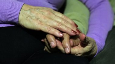 üst düzey iki ellerini tutarak