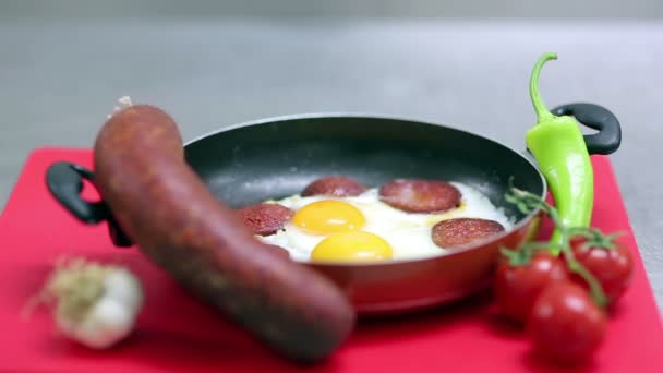 Padella con uova fritte . — Video Stock