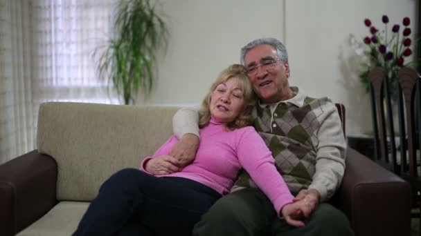 Senior couple talking while sitting on sofa — Stock Video